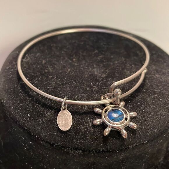 7.5” silver tone bangle bracelet with silver tone nautical charm - Picture 1 of 10